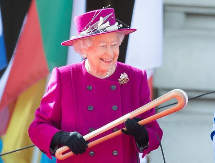 Ngoài son môi, đánh má hồng cũng là bước không thể thiếu trong quy trình trang điểm của bà. Nữ hoàng Elizabeth II thường được ca ngợi vì sở hữu má đỏ hồng và làn da sáng khỏe. Theo Jessica, việc đánh phấn hồng tại vị trí gần đuôi mắt có thể tạo ảo giác xương gò má trông cao hơn. Bên cạnh đó, công thức này cũng tạo hiệu ứng mặt thon gọn.