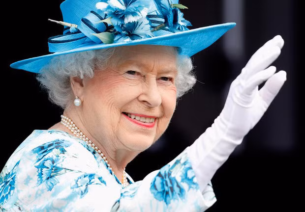 Dù tuổi cao, Nữ hoàng Elizabeth II vẫn giữ được thần thái sang trọng, tươi tắn và trẻ trung. Bên cạnh lối sống lành mạnh, cách trang điểm cũng đóng vai trò quan trọng để làm tăng nét đẹp cho cụ bà 93 tuổi.