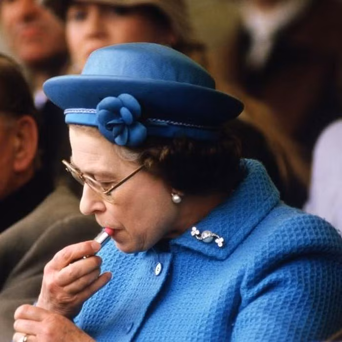 Nữ hoàng Anh luôn tô son môi và đánh má hồng để “hack tuổi”: Nữ hoàng Elizabeth II luôn chọn những màu son rực rỡ như đỏ, hồng hay san hô. Chuyên gia làm đẹp Jessica Constanti giải thích rằng nữ hoàng luôn chọn màu son tông lạnh để phù hợp với da của mình, giúp răng trông trắng hơn.
