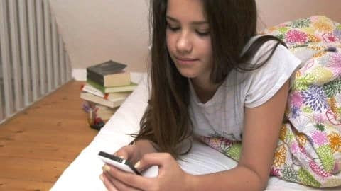 Dành quá nhiều thời gian cho điện thoại: Kiểm tra điện thoại vào buổi sáng ngay khi thức dậy không phải là thói quen tốt. Bạn nên vệ sinh cá nhân, tập vài động tác thể dục và ăn sáng trước khi bắt đầu công việc.