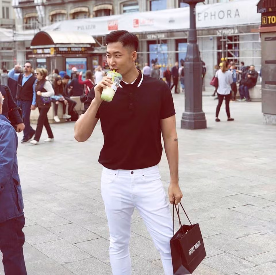 Áo đen quần trắng đơn giản mà vẫn làm nổi bật vóc dáng Trọng Nhân.