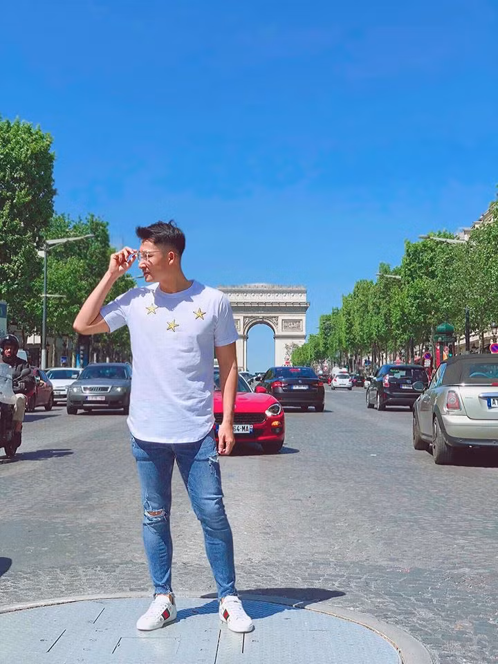 Áo phông, quần jean và giày thể thao là set đồ thường thấy khi Trọng Nhân đi du lịch.