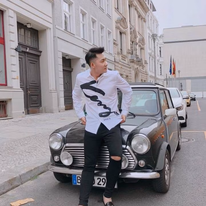 Nam diễn viên "Hoa hồng trên ngực trái" phối sơ mi trắng với jean rách gối vừa lịch thiệp vừa cá tính.