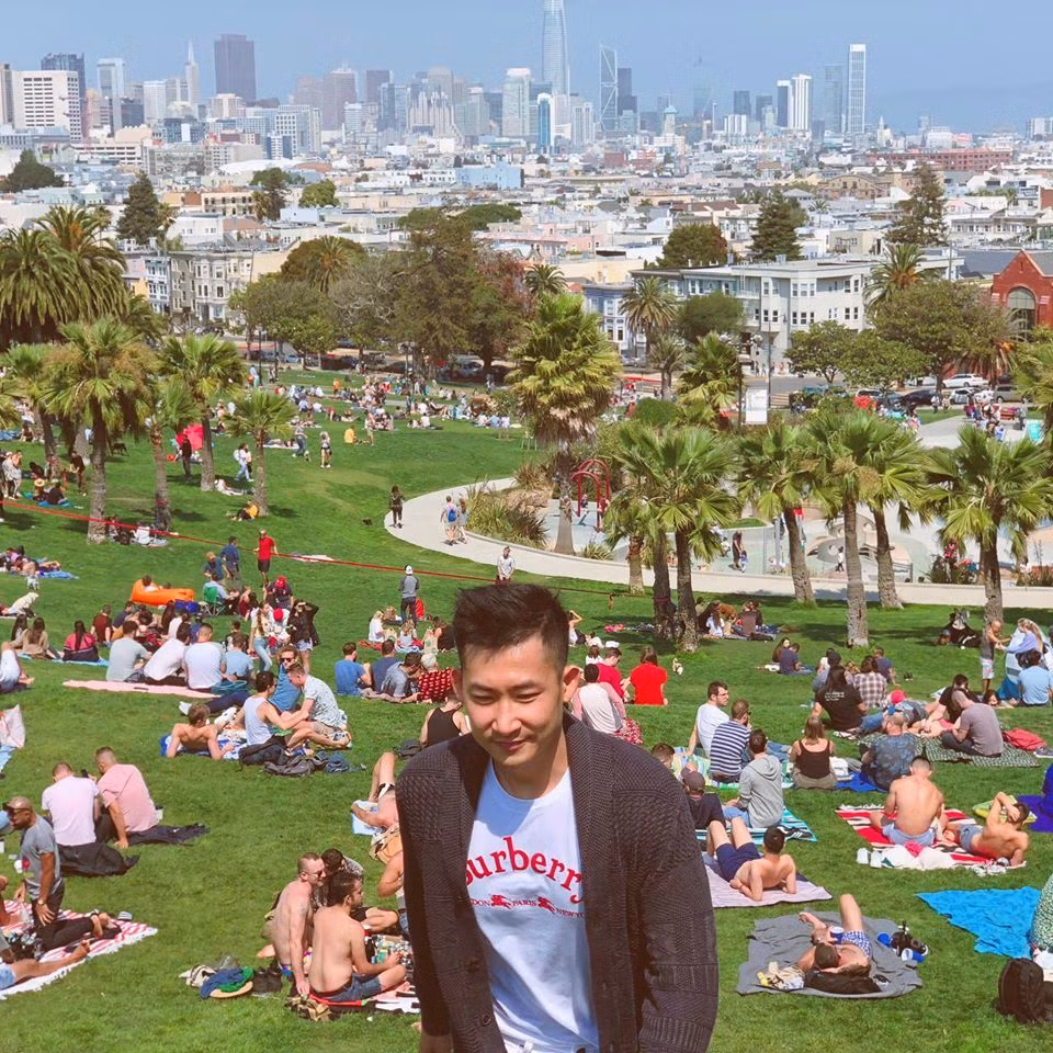 Trọng Nhân ăn mặc rất giản dị trong chuyến đi Mỹ.