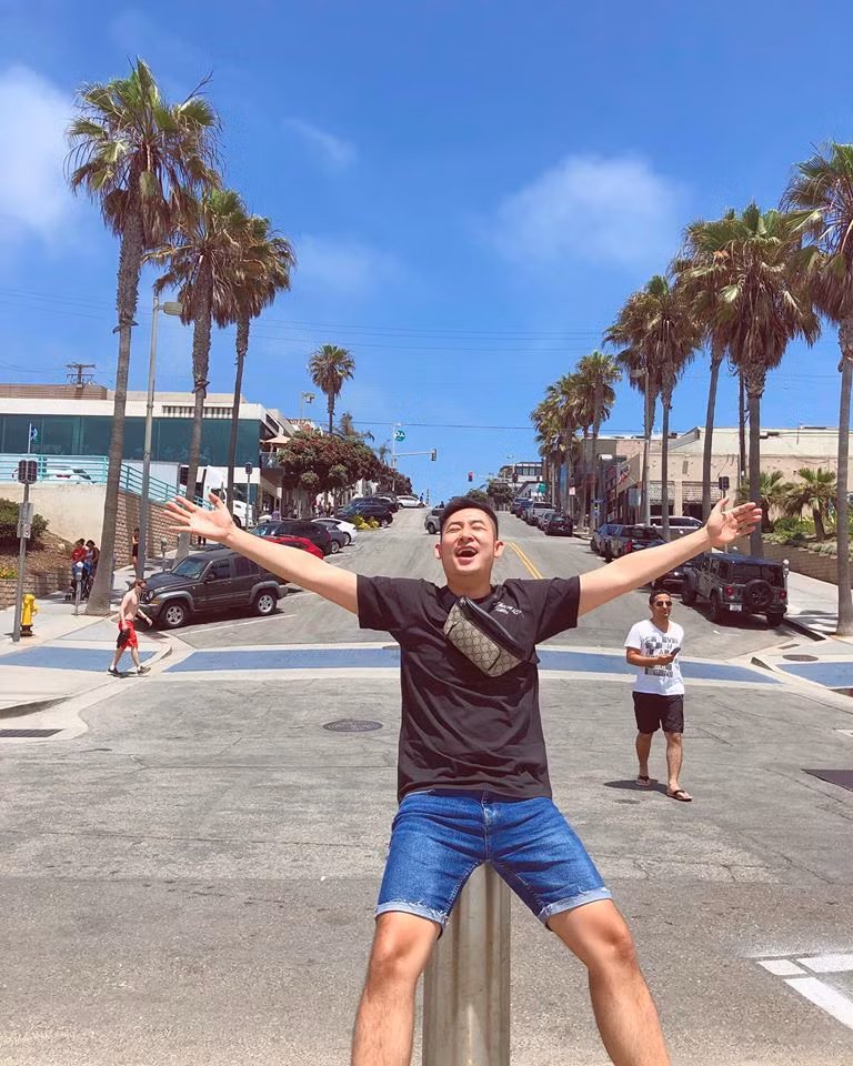 Anh chàng thường xuyên mặc áo phông và quần short đi du lịch để mang đến sự thoải mái.