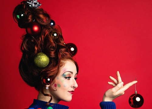 Bước cuối cùng là trang trí cho mái tóc cây thông theo cách của riêng mình.