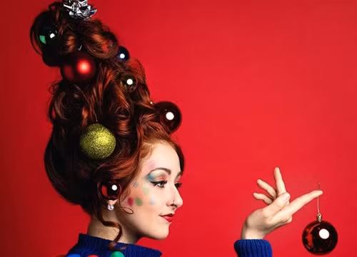 Bước cuối cùng là trang trí cho mái tóc cây thông theo cách của riêng mình.