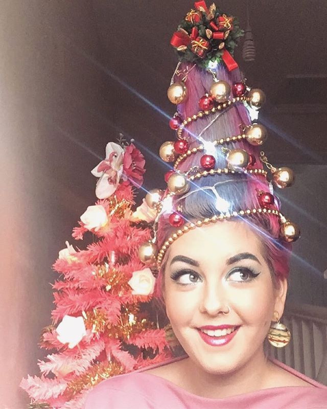 Để làm được kiểu tóc cây thông Noel, trước tiên bạn cần sở hữu mái tóc đủ dài và dày.