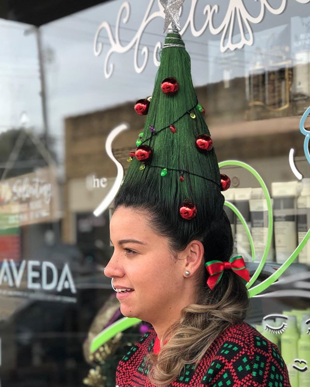 Những búi tóc được tạo hình giống cây thông và được cố định bằng rất nhiều keo xịt tóc.