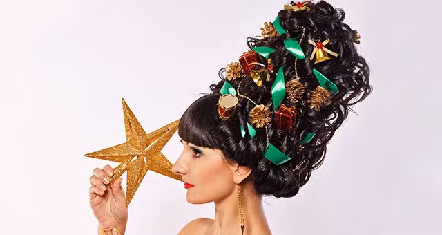 Nhiều salon ở nước ngoài cũng thử tạo kiểu tóc cây thông Noel độc lạ cho khách hàng và nhận được phản hồi tích cực từ dân mạng.