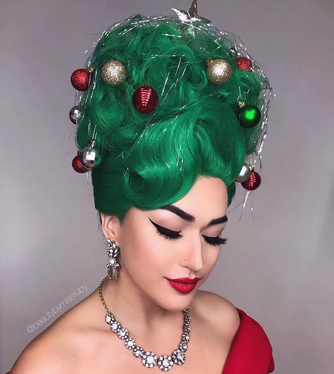 Nhiều người muốn có cây thông như thật nên đã nhuộm tóc màu xanh lá.