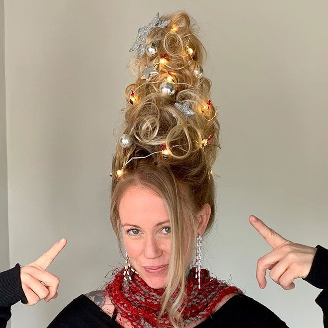 Sau đó, bạn hãy đặt một ống giấy hình chóp có kích thước thích hợp vào bên trong. Tiếp theo dùng sáp vuốt dựng đứng tóc theo hình dạng của chiếc ống.