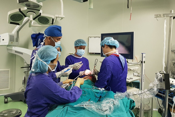 Nin tho theo doi ca phau thuat cat 7kg da, mo thua cho ba me beo phi-Hinh-3