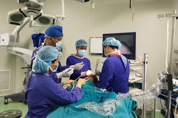 Nin tho theo doi ca phau thuat cat 7kg da, mo thua cho ba me beo phi-Hinh-3