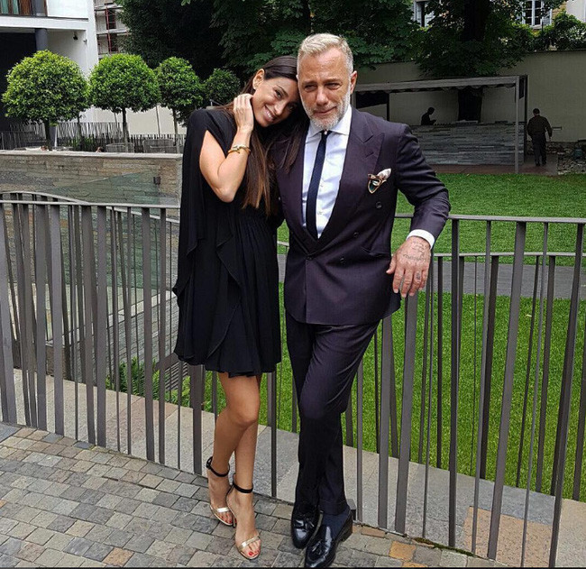 Gianluca Vacchi ăn mặc cực kỳ lịch lãm bên vợ trẻ.