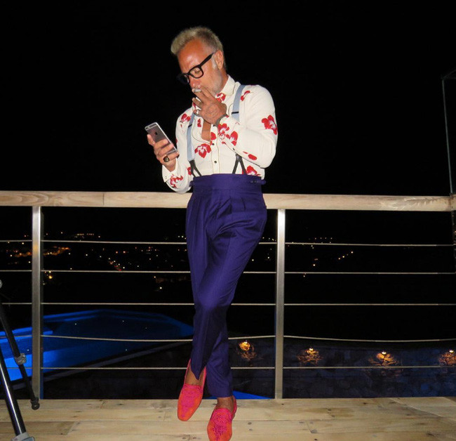 Sơ mi trắng họa tiết hoa đỏ khiến quý ông U60 trông khá lãng tử. Ảnh: Internet. Video "Minh Hằng chia sẻ về phong cách thời trang". Nguồn: VTC