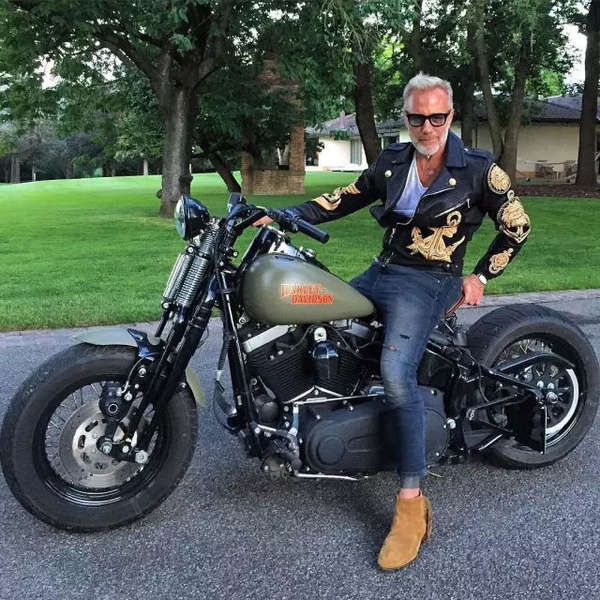 Khoác thêm chiếc áo da, triệu phú người Ý trông cực kỳ nam tính và phóng khoáng.