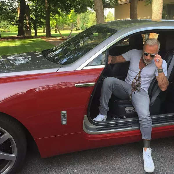 Ông mặc áo thun quần bò và đeo giày thể thao trông như thanh niên.