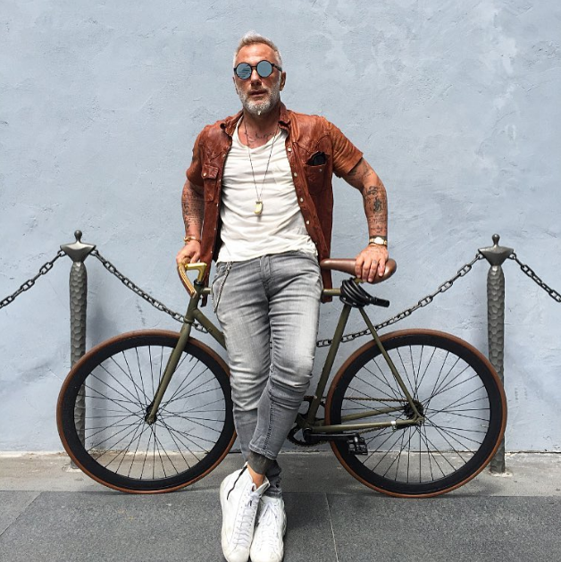 Phong cách đường phố của ông cũng khá bụi bặm và chất lừ.