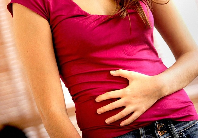 "Tiếng réo" trong bụng: Những tiếng động phát ra từ bên trong dạ dày có thể là âm thanh của quá trình co bóp đang làm việc trong ruột. Thông thường, nó ít khi xảy ra. Tuy nhiên, nếu tiếng ồn trong bụng liên tục phát ra kèm theo cơn đau, bạn nên đi khám ngay lập tức. Nó có thể cảnh báo dạ dày của bạn đang có vấn đề.