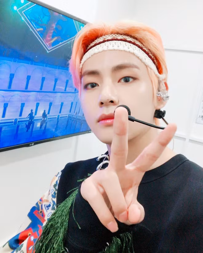 V (BTS) thường đối mặt với tình trạng mụn trứng cá. Khi da bị break-out, anh vẫn duy trì thói quen dưỡng ẩm đầy đủ. Sau khi rửa sạch mặt, nam ca sĩ thoa toner, kem trị mụn và một loại kem dưỡng ẩm chuyên sâu. V sử dụng các sản phẩm chăm sóc da được khuyên dùng bởi bác sĩ da liễu vì anh cảm thấy chúng dịu nhẹ, lành tính và chăm sóc da mụn rất tốt. Thành viên BTS còn có động tác dưỡng da khá độc đáo: Sau khi thoa mỹ phẩm skincare, anh thực hiện "tát" lên mặt bằng nhiều cú vỗ thật nhanh. Tuy có vẻ hơi bạo lực, động tác này giúp lưu thông tuần hoàn máu và hỗ trợ dưỡng chất từ mỹ phẩm thấm sâu vào da.