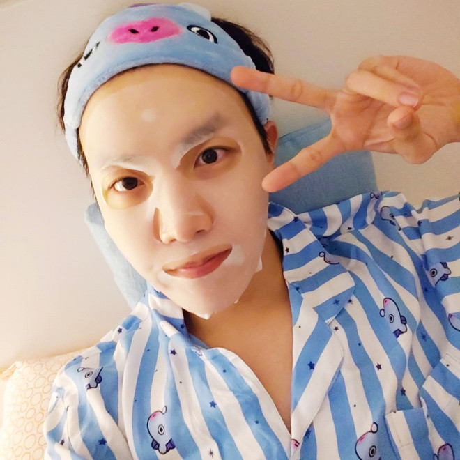 Ngoài V, J-Hope và Suga cũng thích chăm sóc da. Mặt nạ miếng (sheet mask) là sản phẩm skincare yêu thích của họ. 2 thành viên BTS thường chọn mặt nạ cấp ẩm, sửa chữa những thương tổn của da bị gây ra bởi hóa chất khắc nghiệt từ mỹ phẩm trang điểm, cũng như sự xáo trộn thói quen sinh hoạt mỗi khi họ đi lưu diễn xa. Nếu Suga thích đắp mặt nạ trực tiếp lên da thì J-Hope thoa một ít toner trước khi thư giãn cùng miếng mặt nạ mát lạnh. Jimin và V thỉnh thoảng cũng gia nhập "cuộc vui" đắp mặt nạ với J-Hope và Suga, họ có vài clip vui nhộn trong lúc đắp mặt nạ trên mạng.