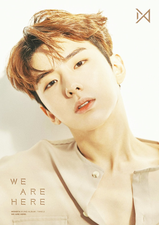 Không chỉ có các cô gái xứ kim chi và ngay cả anh chàng soái ca như Kihyun (Monsta X) cũng thành thạo quy trình dưỡng da nhiều bước đặc trưng của Hàn Quốc. Sau khi làm sạch da, nam ca sĩ thoa toner, serum và kem dưỡng ẩm cho toàn bộ mặt, cổ và vùng da xung quanh mắt. Làn da của Kihyun trông rất mềm mại, căng bóng bởi anh cũng yêu thích động tác "tát" lên da giống V của BTS. Sau khi thoa đầy đủ các sản phẩm skincare, anh thực hiện các cú vỗ mạnh và nhanh lên da, đồng thời massage phần xương quai hàm để giúp gương mặt được thon gọn.