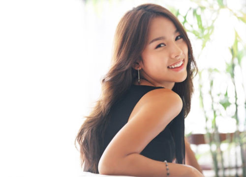 Lee Hyori là một trong những sao Hàn đã áp dụng phương pháp detox bằng chanh và đạt được thành công mỹ mãn. Cách làm của nữ ca sĩ khá đơn giản, nhưng không hề dễ dàng nếu muốn áp dụng, đó là nước lọc pha thêm nước cốt chanh, ớt bột Cayenne và siro, uống mỗi ngày 6-12 ly, liên tục trong vòng 7-10 ngày. Trong quá trình này, Lee Hyori không ăn thêm bất cứ thứ gì và kết quả là cô có thể giảm tới 6kg.