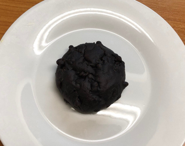 Không chỉ có mùi hấp dẫn, hương vị của bánh mì đen này cũng chinh phục được khách ăn. Vị vừng đen đậm đà, quyện với vị ngọt của lúa mì tạo nên hương vị ấn tượng. Ruột bánh mì mềm, mịn, đạt yêu cầu.