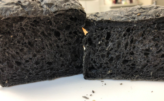 Để so sánh về màu sắc, một số food blogger đã mua thêm một ổ bánh chocolate với màu nâu sậm gần giống nhưng khi cắt ra, phía trong bánh chocolate vẫn có màu sáng hơn. Còn với chiếc bánh mì “đen như mực", dù là trong hay ngoài cũng vẫn mang một màu đen sậm độc đáo.