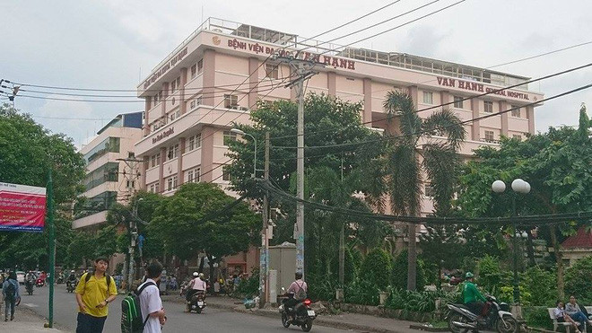 Giữa tháng 4/2017, S.B.T. (22 tuổi, quê Cà Mau) đã đến Bệnh viện đa khoa Vạn Hạnh (quận 10, TP.HCM) để đặt túi ngực theo hợp đồng với BS L.T.H.. Sau khi xuất viện trở về nhà, nữ bệnh nhân bất ngờ gặp biến chứng, khó thở, tràn dịch khi cắt chỉ vết thương. Dù đã được người nhà đưa đi bệnh viện nhưng trước tình trạng suy hô hấp, sốc nhiễm trùng quá nặng kèm nhiều biến chứng khác, nữ bệnh nhân đã tử vong. Điều đáng nói là khi tử vong, nữ nạn nhân được xác định đã mang thai 16-17 tuần tuổi.