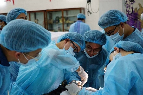 Theo báo cáo của Bệnh viện Thẩm mỹ Kangnam gửi Sở Y tế TP.HCM, sáng 11/10, nữ khách hàng đến bệnh viện này với mong muốn căng da mặt. Kết quả khám lâm sàng ban đầu cho thấy khách hàng khỏe mạnh, từng bơm silicone hai bên má (không rõ thời gian thực hiện). Chiều cùng ngày, bệnh viện tiến hành căng da mặt cho khách hàng. Sau ca phẫu thuật, nữ khách hàng ổn định. Đến 21h, chị khó thở, tím tái, được chuyển sang Bệnh viện Chợ Rẫy rồi tử vong vào ngày 14/10.