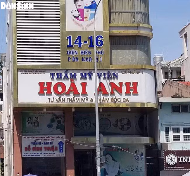 Ngày 29/10, sau gần ba ngày được điều trị tại Khoa Hồi sức tích cực - Chống độc Bệnh viện Nhân dân Gia Định, bệnh nhân xăm chân mày tại thẩm mỹ viện Hoài Anh (số 14, đường Điện Biên Phủ, phường Đakao, quận 1) đã tử vong. Nạn nhân là bà P.T.L (65 tuổi, quê Tiền Giang). Hiện tại, thanh tra Sở Y tế TP.HCM đang xác minh và điều tra nguyên nhân tử vong, tuy nhiên còn phải đợi kết quả điều tra thì mới có hướng xử lý với thẩm mỹ viện Hoài Anh. Đây không phải trường hợp cơ sở thẩm mỹ làm chết khách hàng đầu tiên trong tháng này. Ảnh: Dân Sinh.