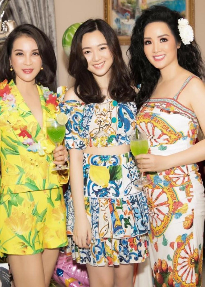 Hiện tại, ái nữ này không dùng mạng xã hội nữa nhưng hoa hậu Giáng My thỉnh thoảng vẫn đăng ảnh con gái. Anh Sa luôn ăn mặc sành điệu mỗi lần xuất hiện cùng mẹ.