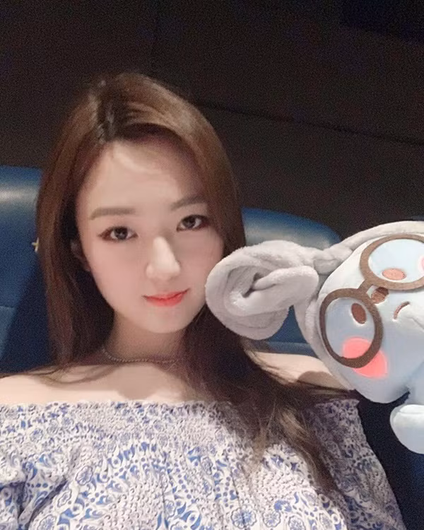 Người đẹp 25 tuổi thường diện những trang phục trễ vai để khoe bờ vai trắng nõn.