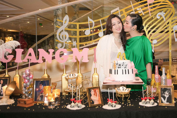 Trong sinh nhật mẹ, Anh Sa mặc váy áo điệu đà và nữ tính. Ảnh: Internet. Video "Minh Hằng chia sẻ về phong cách thời trang". Nguồn: VTC.