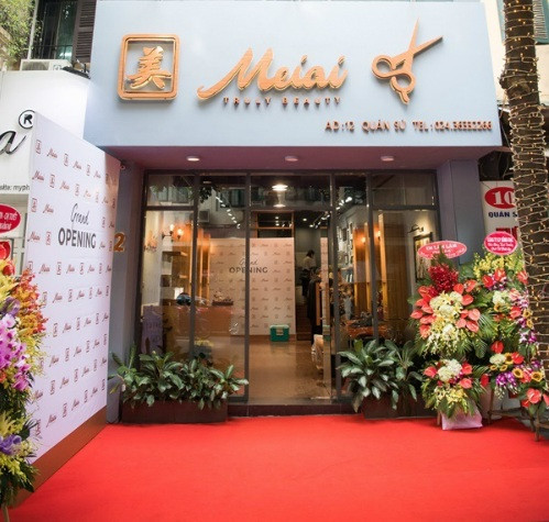 Sieu mau Ngoc Thach ve mo quan cat toc, goi dau sau khi lay chong dai gia