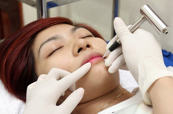 Một trong những nguyên nhân nguy hiểm nhất gây nên tình trạng môi xăm bị hỏng, sưng tấy và thậm chí là hoại tử chính là do dị ứng với mực xăm.