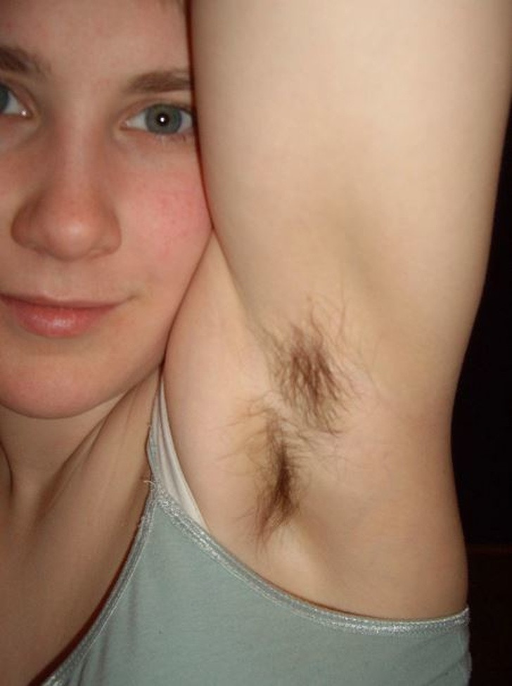 Lông nách: Một số nghiên cứu đã chỉ ra rằng, chức năng chính của lông nách là giải phóng pheromone - hormone thu hút người khác giới. Ngoài ra, lông nách cũng giúp khử mùi hôi ở vùng dưới cánh tay.