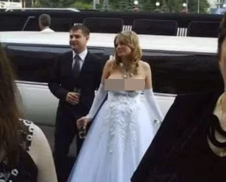 Cô dâu còn chọn chiếc váy khoe tối đa vòng một với thiết kế cup ngực, cố tình phô bày vóc dáng phồn thực.