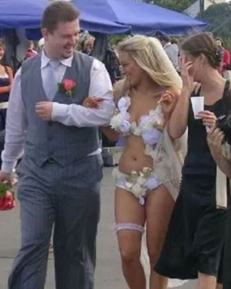 Khủng khiếp hơn, có người còn mặc bikini trong ngày trọng đại khiến quan khách "bỏng mắt". Và cách chọn đồ cưới không phù hợp này đã làm xấu hình ảnh họ trong mắt người khác.