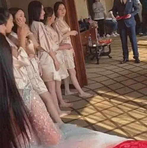 Cách ăn mặc và tạo dáng táo bạo của dàn phù dâu trên đã gây ra nhiều tranh cãi trên mạng xã hội.