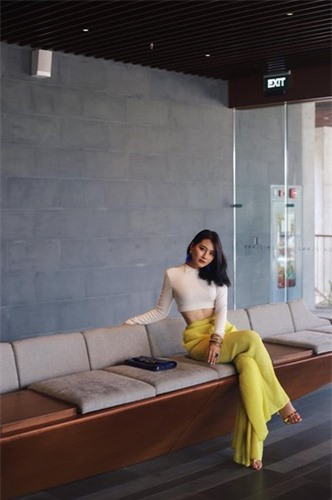 Bà mẹ một con khá tự tin với các trang phục khoe eo thon sexy.