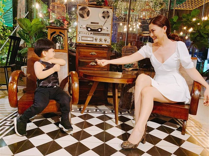 Ngọc Lan mặc váy ngắn cực gợi cảm khi đi chơi cùng con trai. Ảnh: FBNV. Video "Minh Hằng chia sẻ về phong cách thời trang". Nguồn: VTC.