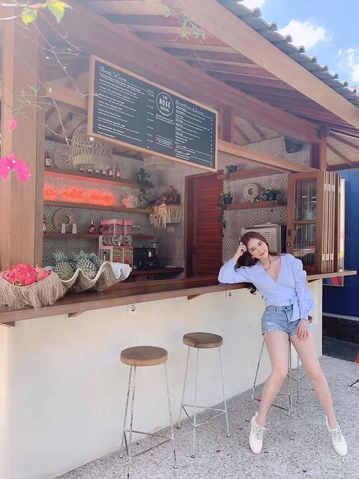 Cách phối áo sơ mi với quần short ngắn tạo hiệu ứng đôi chân thon dài. Ảnh: FBNV. Video "Minh Hằng chia sẻ về phong cách thời trang". Nguồn: VTC.