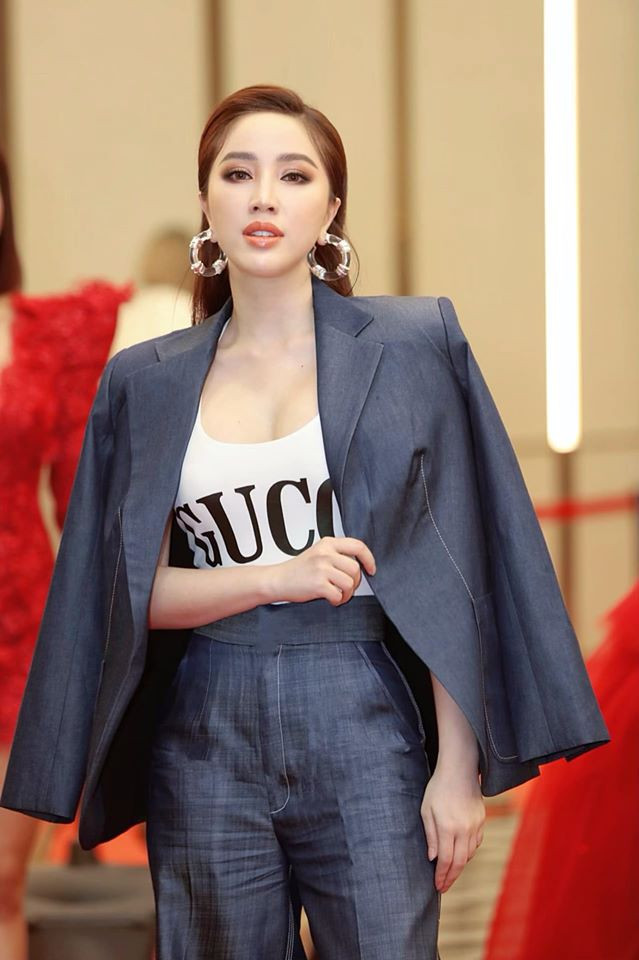 Áo ba lỗ ôm sát phối với bộ suit giúp Bảo Thy vừa gợi cảm, vừa thanh lịch.