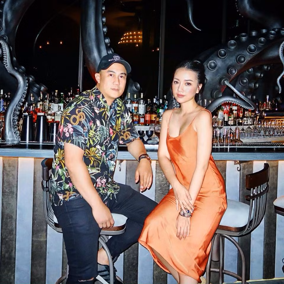 Diễn viên Gạo nếp gạo tẻ hẹn hò Justin Chiêm vào năm 2016. Đầu năm 2017, Băng Di thừa nhận mối quan hệ với bạn trai đại gia. Có thể thấy cặp đôi này đều sở hữu phong cách thời trang thời thượng và cực kỳ đồng điệu.