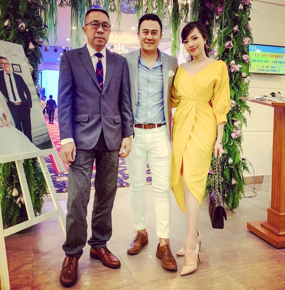 Justin Chiêm mặc trang phục màu sáng làm nền cho bạn gái nổi bật với váy vàng.