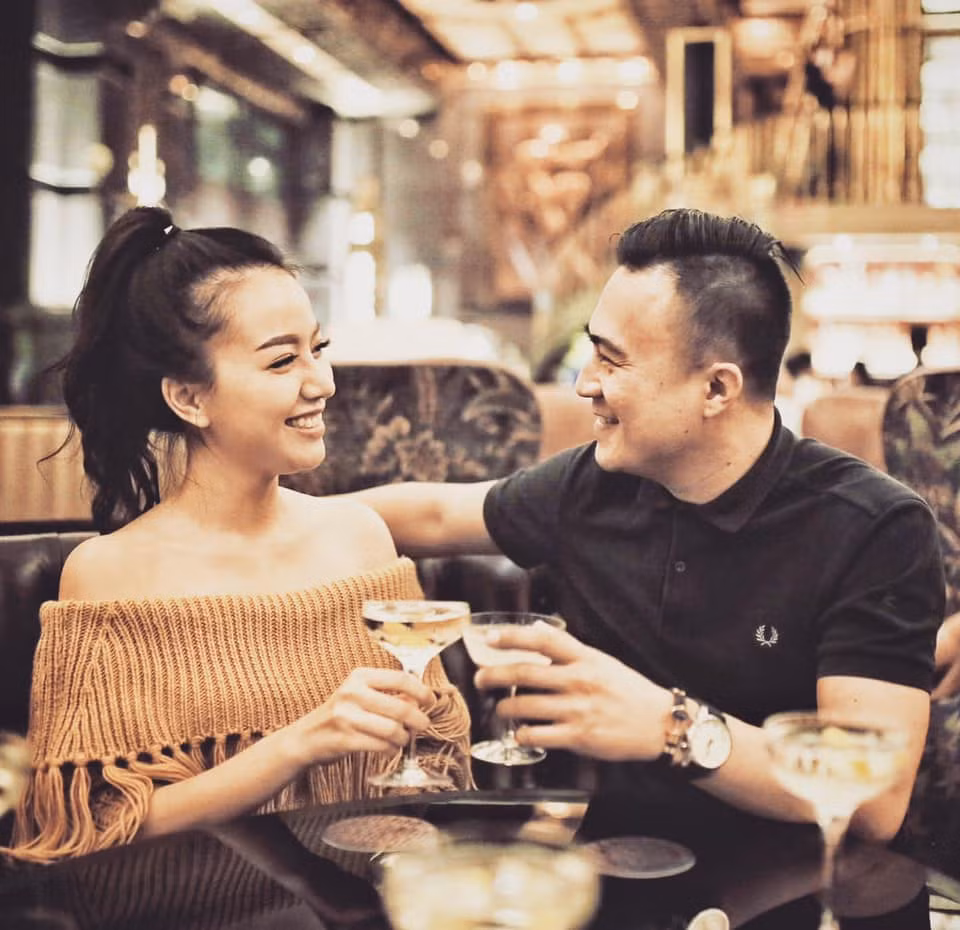 Cả hai không chỉ đồng điệu về trang phục mà còn thường xuyên dành những cử chỉ tình cảm cho nhau.