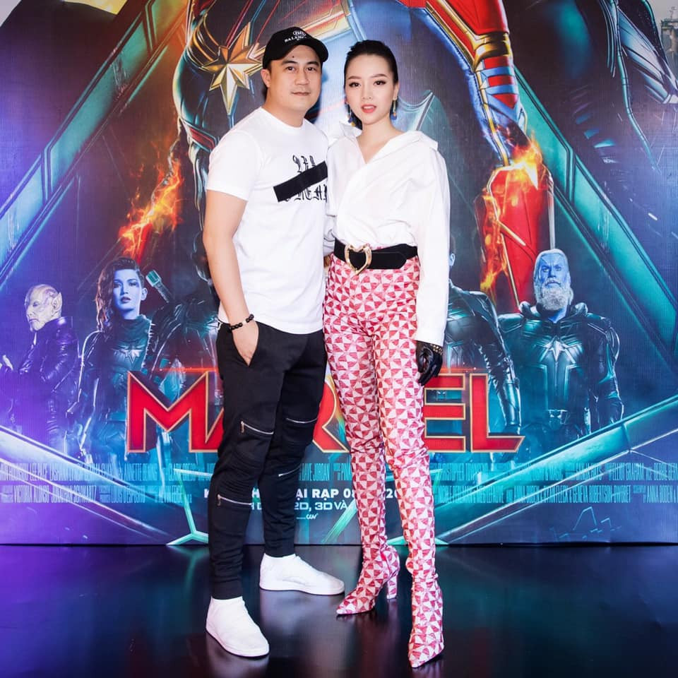 Trắng - đen - đỏ là các gam màu tạo nên sự hài hòa trong trang phục của Băng Di và bạn trai.